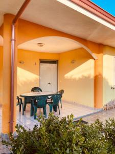 - une terrasse avec une table et des chaises dans un bâtiment dans l'établissement Villettemire 10, à Capo Vaticano