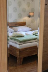 Letto o letti in una camera di Gasthof Grüner Baum