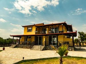 奥马斯帕纳吉亚斯Ktima Argiri的黄色房子,有大车道