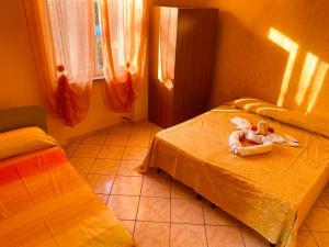 - un petit enfant dormant sur un lit dans une chambre dans l'établissement Villettemire 10, à Capo Vaticano