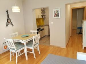 uma cozinha e sala de jantar com mesa e cadeiras em Apartman Naranca- with 2 bedrooms em Makarska