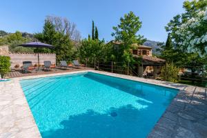 בריכת השחייה שנמצאת ב-Villa Sementer del Molinet By homevillas360 או באזור
