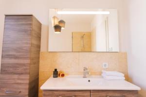 Koupelna v ubytování Wave Penthouses + 37 fotografií