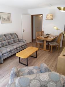 ein Wohnzimmer mit einem Sofa und einem Tisch in der Unterkunft Fortuna 404 in Leukerbad