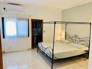 Ένα ή περισσότερα κρεβάτια σε δωμάτιο στο Quatre appartements en location a Saly-Senegal +63 φωτογραφίες