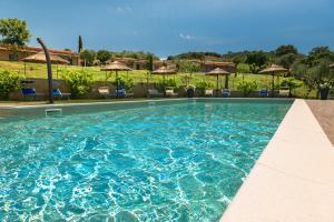 Bazén v ubytování Podere n°8 Agriturismo in Maremma nebo v jeho okolí + 37 fotografií