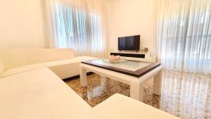 sala de estar con sofá y mesa con TV en CASA SIERRA, en Alberite