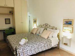 ein Schlafzimmer mit einem Bett mit zwei Schuhen drauf in der Unterkunft Caio Asinio Apartment in Neapel