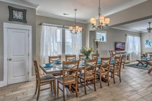 une salle à manger et un salon avec une table et des chaises dans l'établissement Breezy Myrtle Beach Getaway, 1 Block to Beach!, à Myrtle Beach
