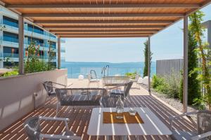 eine Terrasse mit einem Tisch und Stühlen auf einer Terrasse in der Unterkunft Eol Apartments Split in Split