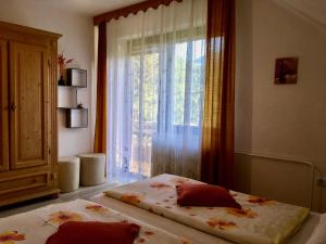 una camera con un letto di fronte a una finestra di Apartment Milena a Nomenj