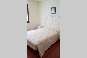 - une chambre avec un lit blanc dans l'établissement CHALET FAMILIAS 10 Huéspedes Beranga Noja Playas, Mascotas bienvenidas, à Beranga