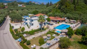 una vista aerea di una villa con piscina di Mon Repo Suites a Laganas