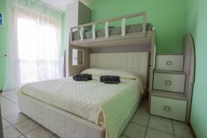 Łóżko lub łóżka piętrowe w pokoju w obiekcie appartamento con vista Porto Recanati