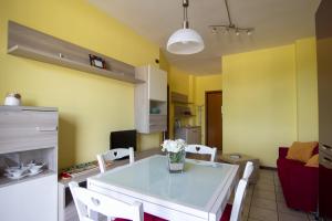 A cozinha ou kitchenette de appartamento con vista Porto Recanati