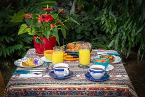 a table with breakfast foods and drinks on it at 50N15 B&B in Cali
