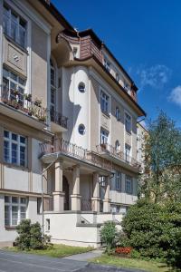un grand bâtiment avec une face latérale dans l'établissement Villa Deluxe Apartments, à Karlovy Vary