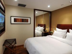 a hotel room with a large bed and a mirror at Windsor Hotel in Córdoba