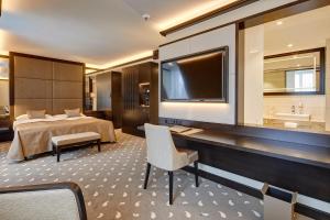 Postel nebo postele na pokoji v ubytování Hotel Monopol Luzern