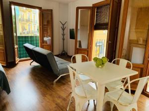 un soggiorno con tavolo e sedie bianchi di 123rooms a Valencia