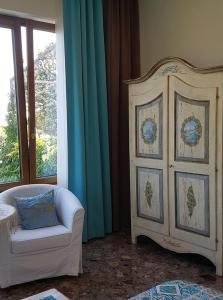 - un salon avec un canapé et une grande fenêtre dans l'établissement Hotel Parco Conte, à Ischia