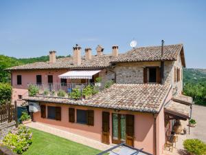 una vista exterior de una casa con techo en Belvilla by OYO Villa Angolo Fiorito en Urbino