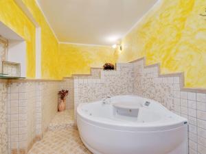 Koupelna v ubytování Pet-Friendly Villa with Pool