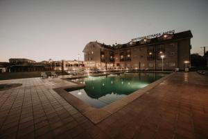 Bazén v ubytování Apartamentos Dena nebo v jeho okolí