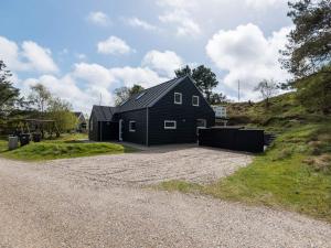ファーンにあるCozy Coastal Retreat in Fano-By Traumの砂利道の上に座る黒家