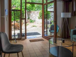 sala de estar con mesa de cristal y sillas en Charming house in Sint Jansrade with private pool and sauna, en Aubel