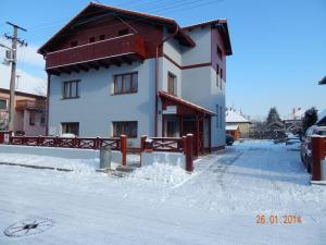 een huis in de sneeuw op een besneeuwde straat bij Privat Liska in Liptovský Mikuláš