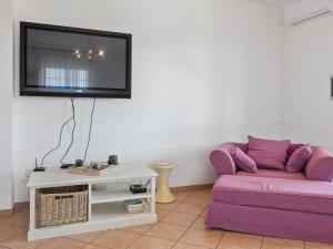 TV a/nebo společenská místnost v ubytování Belvilla by OYO Pool Villa Torre San Giovanni