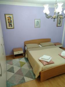 - une chambre avec 2 lits et un mur bleu dans l'établissement Leoni, à Santa Giustina
