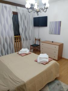 - une chambre avec un lit, une commode et une chaise dans l'établissement Leoni, à Santa Giustina
