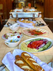 una mesa larga con platos de comida. en Kis Szieszta panzió, en Balatonboglár