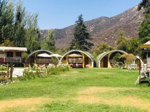 eine Gruppe von Gebäuden mit Bergen im Hintergrund in der Unterkunft Hotel La Calma De Rita - Pirque in Pirque