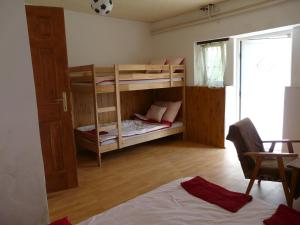 Двухъярусная кровать или двухъярусные кровати в номере Mi-Ri Balance vendégház