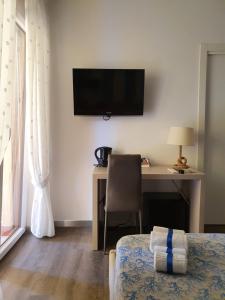 a bedroom with a desk and a desk with a chair at B&B Il Saraceno in Sorrento