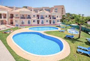 una foto di una piscina in un resort di Aquamar Albufeira Aparthotel ad Albufeira