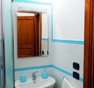 een badkamer met een wastafel en een spiegel bij Residenza Santa Lucia B&B in Galatone