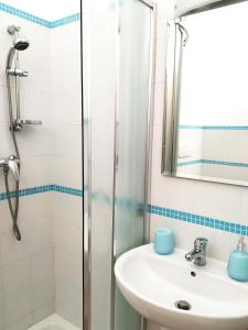 y baño con lavabo y ducha. en Residenza Santa Lucia B&B, en Galatone