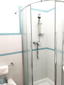 una doccia con porta in vetro in bagno di Residenza Santa Lucia B&B a Galatone