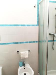 y baño con ducha, aseo y lavamanos. en Residenza Santa Lucia B&B, en Galatone