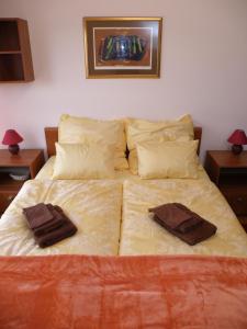 Una cama con dos toallas marrones encima. en Prestige Apartman Zagreb, en Zagreb