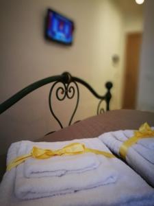 A bed or beds in a room at BELLA PALERMO