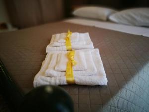 A bed or beds in a room at BELLA PALERMO