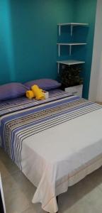 un animal farci jaune assis au-dessus d'un lit dans l'établissement Hotel Español Neiva, à Neiva