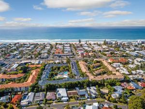 eine Luftansicht auf eine Stadt und das Meer in der Unterkunft Turtle Beach Resort in Gold Coast