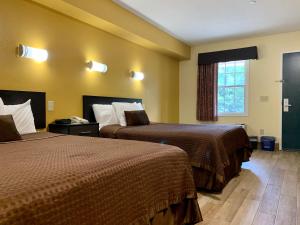 Un pat sau paturi într-o cameră la Executive Inn & Suites Upper Marlboro