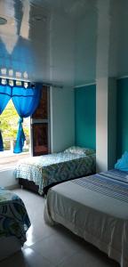 1 dormitorio con 2 camas y ventana en Hotel Español Neiva, en Neiva
